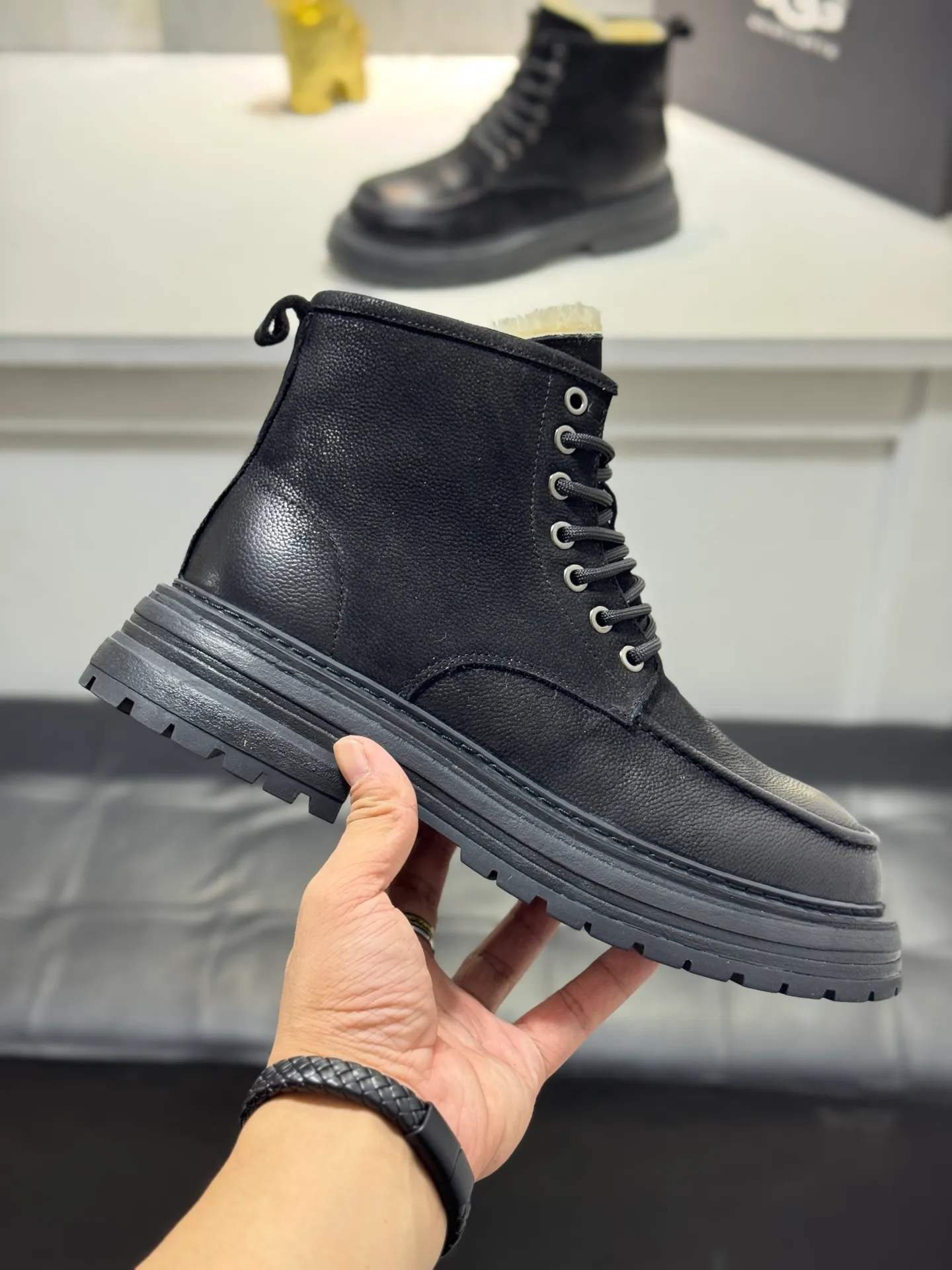 Men's men's shoes 💰660 [New style] 🦥🦥UGG - high-end quality 🔥Australian imported wool 🔥Full fur original single entry and exit counter without pressure, let you feel no replacement 💏The upper is made of first-layer cowhide 'all original Australian wool' Strict men's boots thick wool can be distinguished by the naked eye 💓Real wool keeps warm and does not smell like feet, warms the whole winter ✨Carefully crafted for those who know the goods🔥Size: 38-44 (45 customized